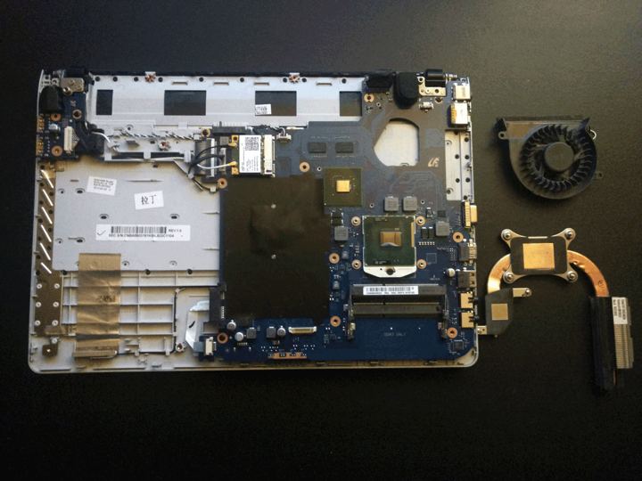 Notebook desarmado con disipador y ventilador retirados