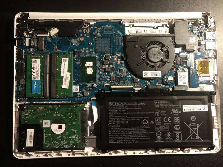Notebook abierto con memoria RAM nueva instalada